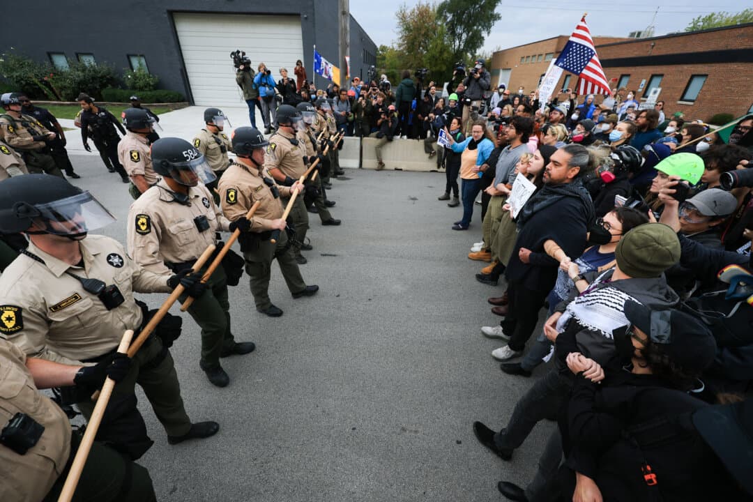 Supreme Court Delays Ruling on Trump’s National Guard Deployment to Illinois